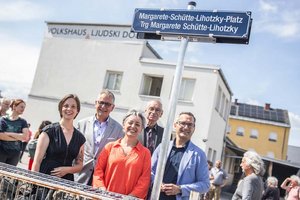 Vizebürgermeister MMag. Dr. Alexander Kastner, Stadtrat Mag. Franz Petritz und Gemeinderätin Sonja Koschier nahmen die Platzeinweihung vor. Foto: StadtKommunikation/Zangerle