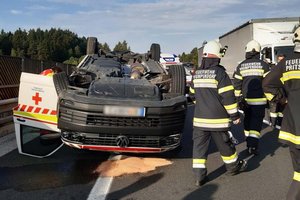 Rettungsauto überschlug sich heute Früh auf der Südautobahn auf Höhe Krumpendorf. Foto: FF Krumpendorf
