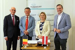 Bürgermeister Christian Scheider und Vizebürgermeister Patrick Jonke mit Botschafterin Caroline Vermeulen und Honorarkonsul DI Stefan Stolitzka im Klagenfurter Rathaus. Foto: Stadtkommunikation