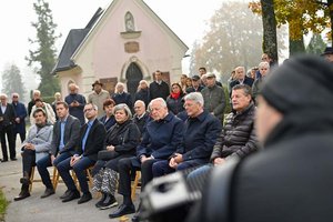 LH Kaiser am Friedhof Klagenfurt-Annabichl – Bundeskanzler a.D. Franz Vranitzky hielt Festrede. Foto: LPD Kärnten/Bauer