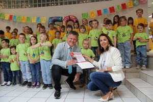Bürgermeister Christian Scheider gratuliert Kindergartenleiterin Mag. Astrid Liebhart, den Kindern und Pädagoginnen zum Jubiläum. Foto: StadtKommunikation