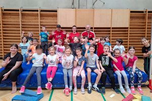 Die Sportschnupperkinder mit den LAC-Trainern Julian Hackl, Lukas und Günther Gasper. Foto: zVg