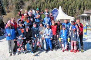 Landessportdirektor Arno Arthofer und LSVK-Präsident Dieter Mörtl mit den strahlenden Gewinnern der Altersklassen. Foto: Kärnten Sport 