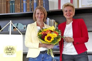 Klagenfurts Verkehrsreferentin Stadträtin Sandra Wassermann mit ÖAMTC-Präsidentin Dr. Johanna Mutzl. Foto: StadtKommunikation / Eggenberger