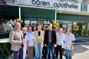 Vizebürgermeister Ronald Rabitsch und Gesundheitsstadtrat Mag. Franz Petritz gratulieren MMag. Johanna Jobst und ihrem Team zur Neueröffnung der Bärenapotheke. Foto: Büro Stadtrat Petritz