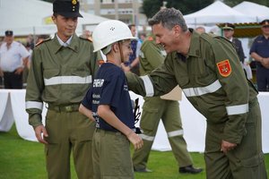 LR Daniel Fellner mit LFK Rudolf Robin. Kärnten zählt mehr als 2.000 Mitglieder bei der Feuerwehrjugend, Tendenz erfreulich steigend. Foto: Büro LR Fellner
