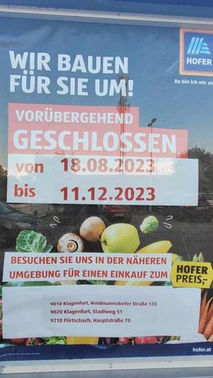 Das Plakat weist auf den Umbau hin.