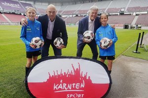 LH Kaiser und Sportdirektor Arthofer präsentieren Pläne für die Mädchenfussball Akademie. Foto: Büro LH Kaiser.