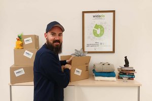 Lädt zum Second Hand-Onlineshoppen auf www.widado.com ein: Patrick Pajer von der Caritas Kärnten. Foto: Caritas