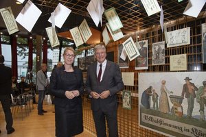 LH Peter Kaiser und die slowenische Ministerin für Auslandsslowenen Helena Jaklitsch bei der Ausstellungseröffnung im Landesarchiv. Foto: LPD Kärnten/Just