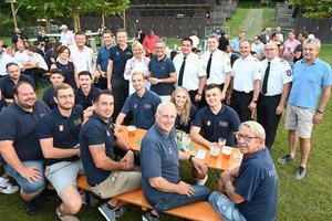 Bürgermeister Christian Scheider und zahlreiche Vertreter der Stadtpolitik bedankten sich bei den Einsatzkräften für ihren unermüdlichen Einsatz. Foto: StadtKommunikation / Hronek