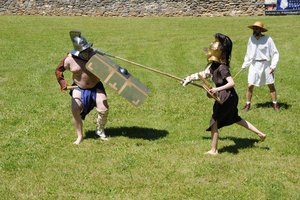 Führung und Gladiatorenkampf im Amphitheater Virunum. Foto: Kärnten Museum