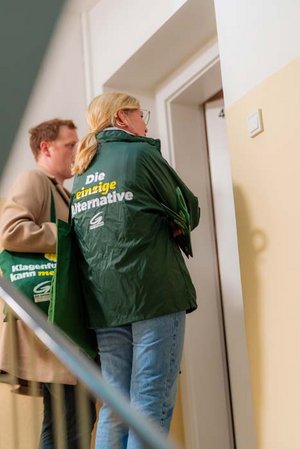 Von Tür zu Tür und direkt ins Gespräch mit den Menschen. Foto: Bernhard Schindler