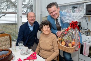  Josefine Klein wurde an ihrem 101. Geburtstag von Bürgermeister Christian Scheider besucht. Sohn Michael war selbstverständlich auch unter den Gratulanten. Foto: StadtKommunikation / Hude