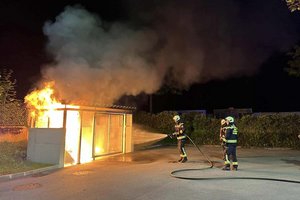 Vor einem Supermarkt in Annabichl brannte heute Nacht eine Müllinsel. Foto: Berufsfeuerwehr Klagenfurt