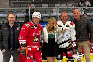 Viel Spaß am Eis hatten Bürgermeister Christian Scheider mit seinen Hockey-Kollegen und den Show-Stars. Foto: StadtKommunikation/Linda Buchner