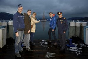 „Schwimmender Christbaum“ in der Ostbucht mit 8.500 LED-Lämpchen. Foto: StadtKommunikation/Hude