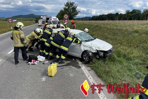 Lenkerin verschüttete Getränk, Auto kam infolge von der Fahrbahn ab. Foto: Freiwillige Feuerwehr Wölfnitz/Klagenfurt