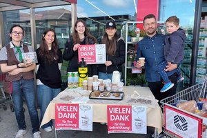 SPAR-Lehrling Bianca Oberberger, die Schülerinnen Sara Hajdarevic, Johanna Buchacher und Alexandra Neuwirth der HLW St. Veit gemeinsam mit SPAR-Kunde Kevin Granegger mit Sohn Oskar. Foto: Caritas Kärnten 