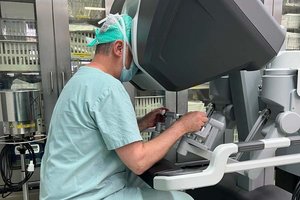 Seit Anfang 2025 wird der Da-Vinci-Roboter im Klinikum Klagenfurt vermehrt bei schwierigen Tumoroperationen eingesetzt. Foto: KABEG