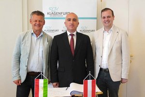 S.E. Manucher Jobir trug sich im Beisein von Bürgermeister Christian Scheider und Städtepartnerschaftsreferent Vizebürgermeister Patrick Jonke ins Goldene Buch der Landeshauptstadt ein. Foto: StadtKommunikation / Zechner