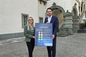 SPÖ-LAbg. Nicole Schojer und SPÖ-Klubobmann Luca Burgstaller mit der Kärntner Hausordnung. Foto: Mein Klagenfurt