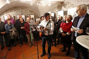 Maler und Musiker „Aristos“ Gerhard Plaschke griff bei der Vernissage zur Gitarre und spielte vor zahlreichen Gästen ein selbst geschriebenes „Ausstellungseröffnungs-Lied“. Foto: G. Eggenberger