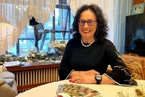 Die Klagenfurterin Doris Lobenwein mit der neuen Uhr. Foto: RK Kärnten