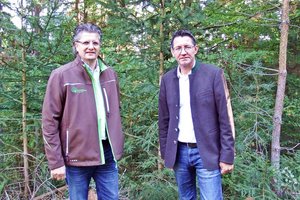 LK-Präsident Siegfried Huber (re.) und Waldverbandobmann Karl Kurath warnen vor den Folgen der EU-Waldstrategie. Foto: LK Kärnten