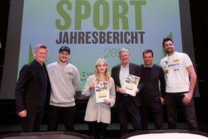 Präsentation des Sportjahresberichts 2023. Bild zeigt: Landessportdirektor Arno Arthofer, Kevin Böck, Anna Stoss, LH Peter Kaiser, Markus Salcher. Foto: LPD Kärnten/Jannach