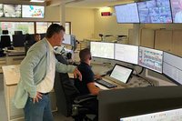 Bürgermeister Christian Scheider in der Leitstelle der Berufsfeuerwehr.