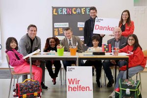 Im Lerncafé Concordia: Vizebürgermeister Mag. Philipp Liesnig, Bürgermeister Christian Scheider, Caritasdirektor Mag. Ernst Sandriesser und Roberta sowie Joachim Katzenberger, MA, Abteilungsleiter Soziales. Foto: Caritas / Wajand
