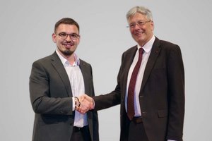 Landesparteivorsitzender Landeshauptmann Peter Kaiser gratuliert Ervin Hukarevic. Foto: SPÖ Kärnten 