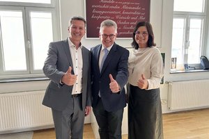 Daniel Fellner mit dem neuen 1. Präsidenten des Kärntner Landtages Andreas Scherwitzl und der 3. Präsidentin Marika Lagger-Pöllinger. Foto: KK