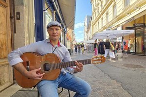 Straßenmusiker Laszlo sagt Klagenfurt Danke. Foto: Mein Klagenfurt
