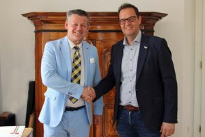 Bürgermeister Christian Scheider gratuliert MMag. Stéphane Binder MA zur Vertretung des Magistratsdirektors. Foto: StadtKommunikation/Wedenig