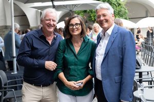 Klaus Graf mit Brigitte Winkler-Komar u. LH Peter Kaiser. Foto: LPD Kärnten/Gernot Gleiss