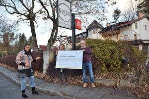 Eine Pelletsheizung sorgt nun für klimafreundliche Wärme im Hotel-Restaurant Soleo bei Maria Frank und Hans-Peter Strasser, auf dem Bild mit Landesrätin Sara Schaar (links). Foto: Büro LR.in Schaar