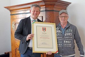 Peter Kilzer freute sich die Dank- und Anerkennungs-Urkunde von Bürgermeister Christian Scheider entgegenzunehmen. Foto: StadtKommunikation/Kaimbacher