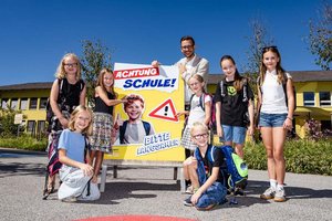 LR Schuschnig bei der Plakatpräsenation. Foto: Büro LR Schuschnig/Varh