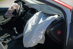 Durch den Unfall lösten beide Frontairbags aus. Foto: Symbolbild