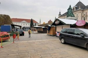 Noch sind die Aufbauarbeiten am Christkindlmarkt in vollem Gange. Foto: Mein Klagenfurt