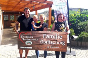 Die Familie Goritschnig, vlg. Wassacher (mit Petra Pobaschnig, Ofrau des Landesverbandes bäuerlicher Direktvermarkter, re.)  freut sich schon auf die ersten Buschenschankgäste. Foto: DV-Verband