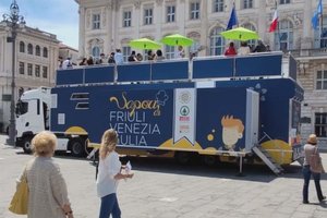 Der Foodtruck „Sapori del Friuli Venezia Giulia“ macht Station am Pfarrplatz. Foto: euroregionenews/YouTube