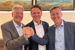 Peter Kaiser und Daniel Fellner gratulieren dem neu gewählten Wolfsberger Bürgermeister Alexander Radl. Foto: KK