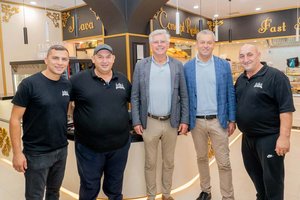 Vizebürgermeister Prof. Mag. Alois Dolinar und Wirtschafsreferent Stadtrat Max Habenicht bei der feierlichen Wiedereröffnung von der Bäckerei Karawanke in der Innenstadt. Foto: StadtKommunikation/Wiedergut