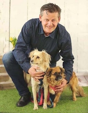 Tierschutzreferent Bürgermeister Christian Scheider mit seinen beiden Hunden Charly und Maja. Als bekennender Tierschützer und -liebhaber liegt ihm das Wohl der Vierbeiner besonders am Herzen. Foto: Büro Bgm.