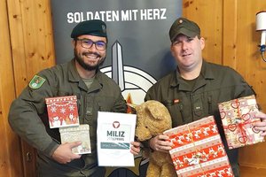 Die Soldaten mit Herz John Patrick Platzer (Präsident) und Manuel Maier-Karsai mit den ersten verpackten Geschenken. Foto: Soldaten mit Herz