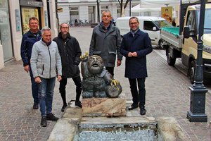 Kulturreferent Stadtrat Mag. Franz Petritz, Stadtgartenreferent Stadtrat Max Habenicht, Restaurator Wolfgang Zimmermann, Steinmetz Helmut Cekoni und Leo Wallisch von der Abteilung Stadtgarten. Foto: StadtKommunikation