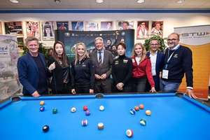 PK „WPA Billard World Championships“. Bild zeigt v.li.: Landessportdirektor Arno Arthofer, Wei Tzu-Chien, Jasmin Ouschan, LH Peter Kaiser, Chen Siming, Anna Riegler, StR Franz Petritz und Gerald Florian. Foto: LPD Kärnten/Bauer